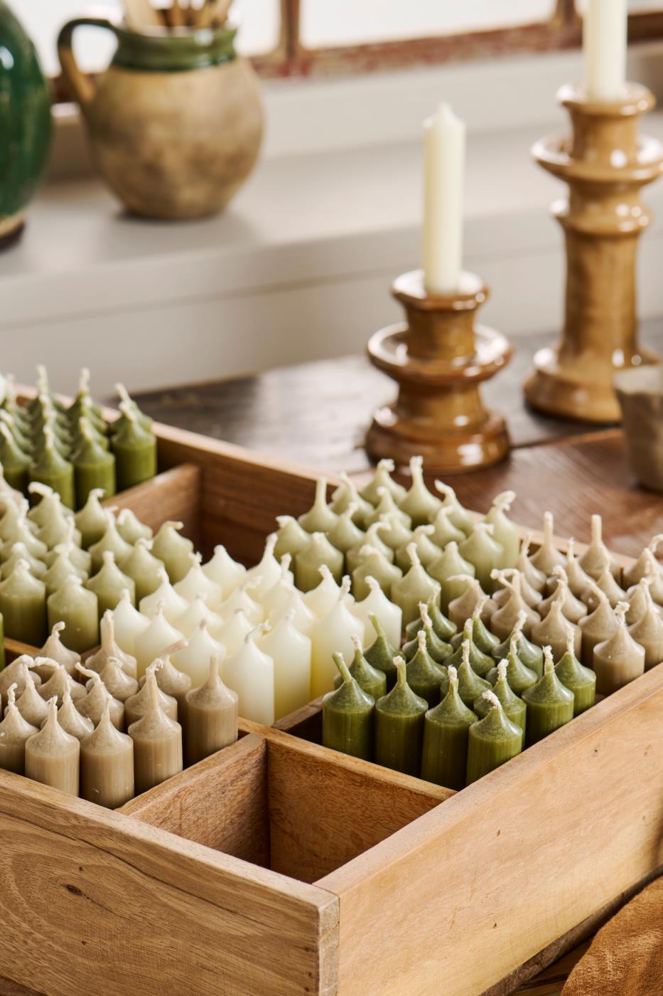 rustikk trekasse delt opp i rom