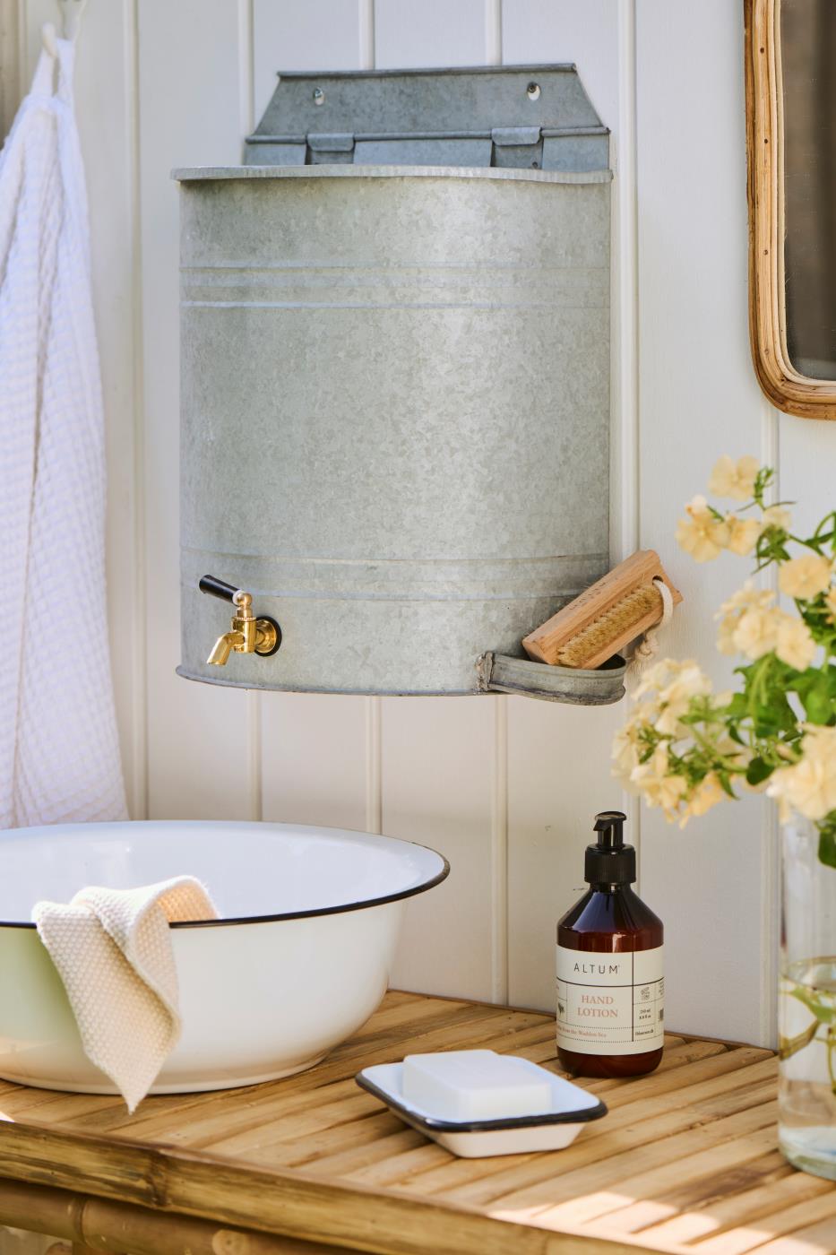 vannbeholder med tappekran - sinkfarget